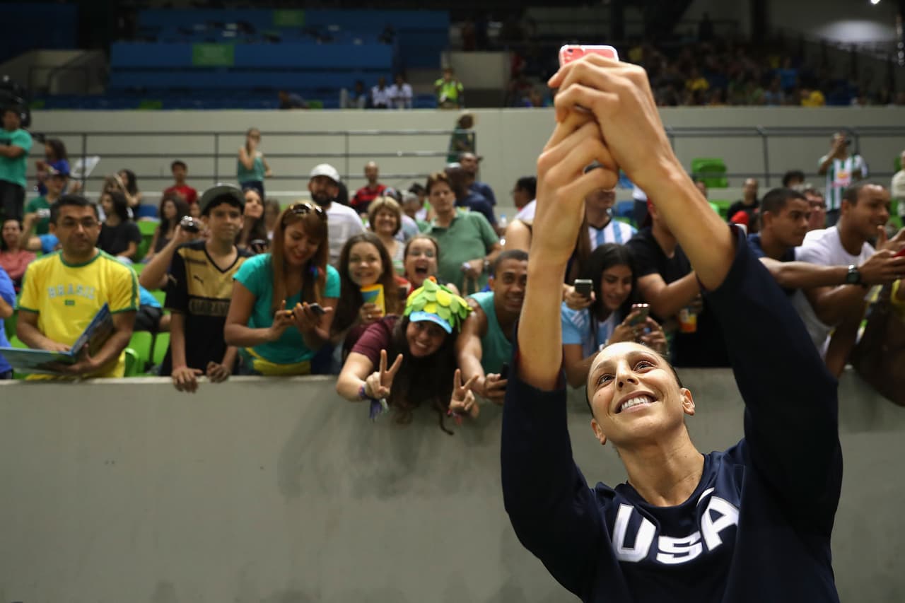 La moda de las selfies no es ajena a Río 2016, ahora ya parece que la tradición de tomarse fotos a uno mismo es tan vieja como los mismos Juegos Olímpicos.