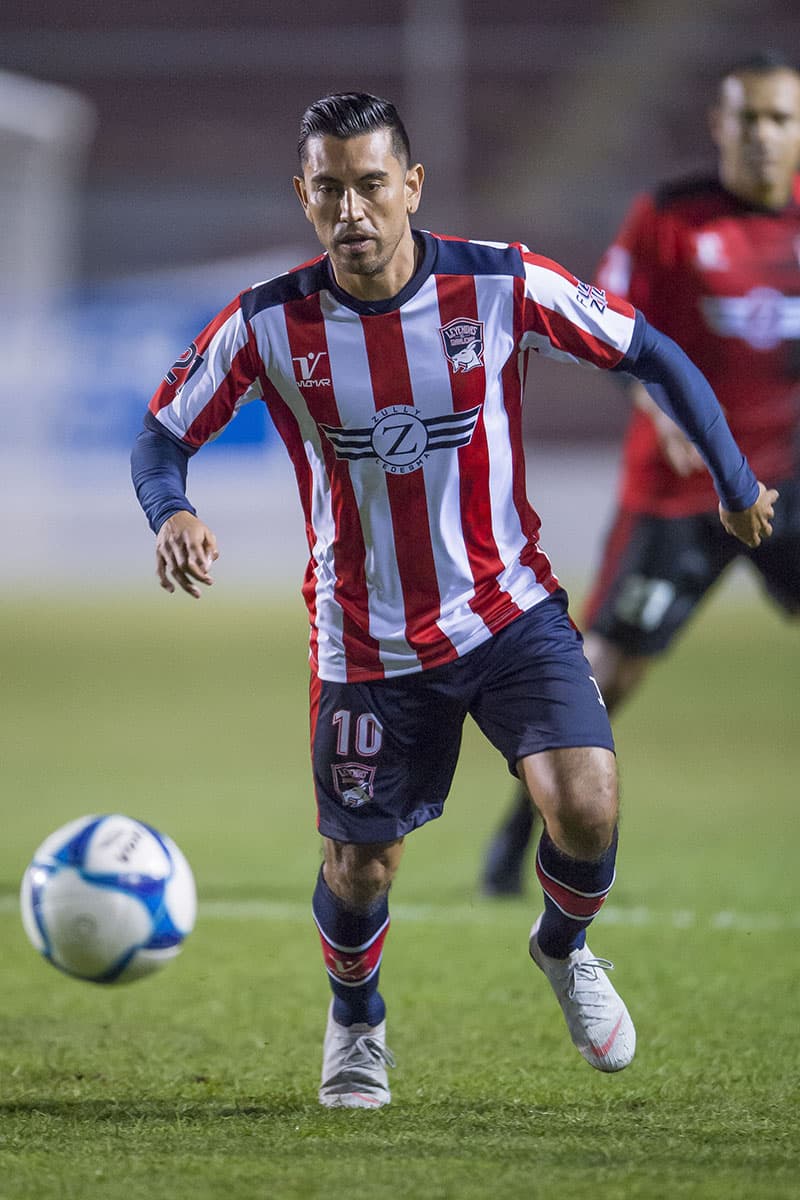 Alberto 'Venado' Medina se encargó de liderar el mediocampo de las leyendas de Chivas.