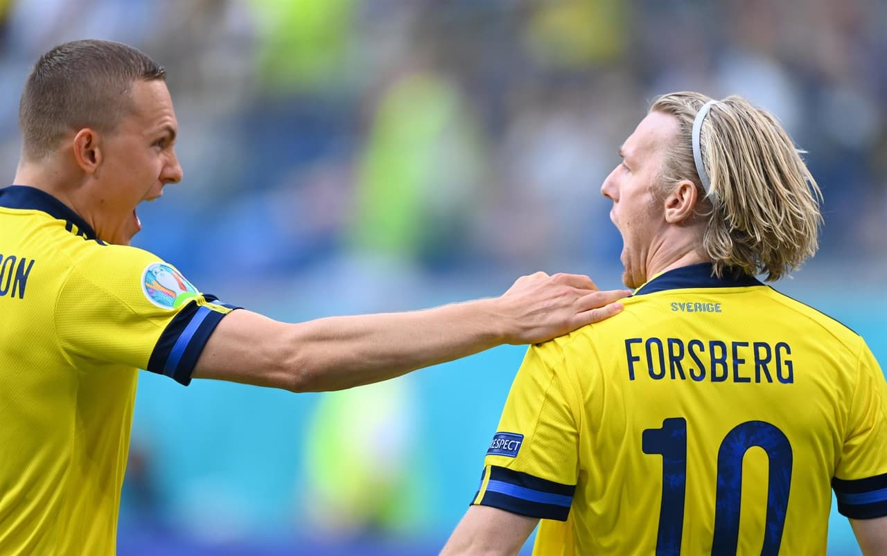 Suecia, de último minuto, derrota a Polonia 3-2 en el Grupo E de la Euro 2020 y califica como primer lugar a Octavos. Emil Forsberg anotó doblete durante el encuentro y Viktor Claesson se encargó de anotar el tercer tanto, mientras que los goles de Robert Lewandowski no le alcanzó a la escuadra polaca y queda fuera de la competencia.