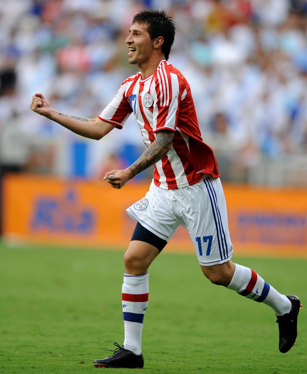 Su carrera inició en Argentinos Juniors en 1999 y al año siguiente jugó para el Mallorca en España.