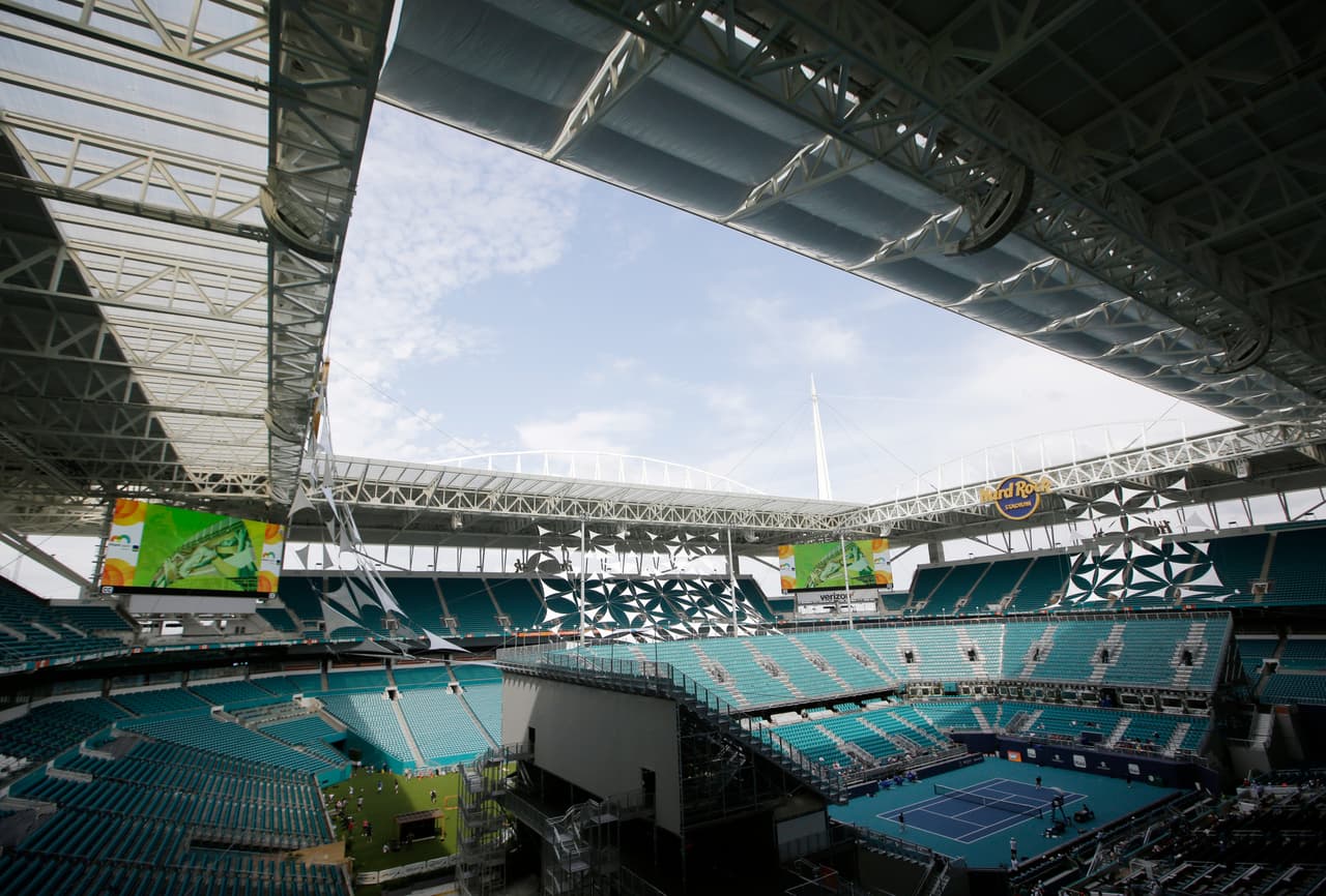 El Hard Rock Stadium fue adecuado para recibir el Miami Open, convirtiéndose el campo de fútbol americano en un estadio de tenis dentro de otro estadio.
