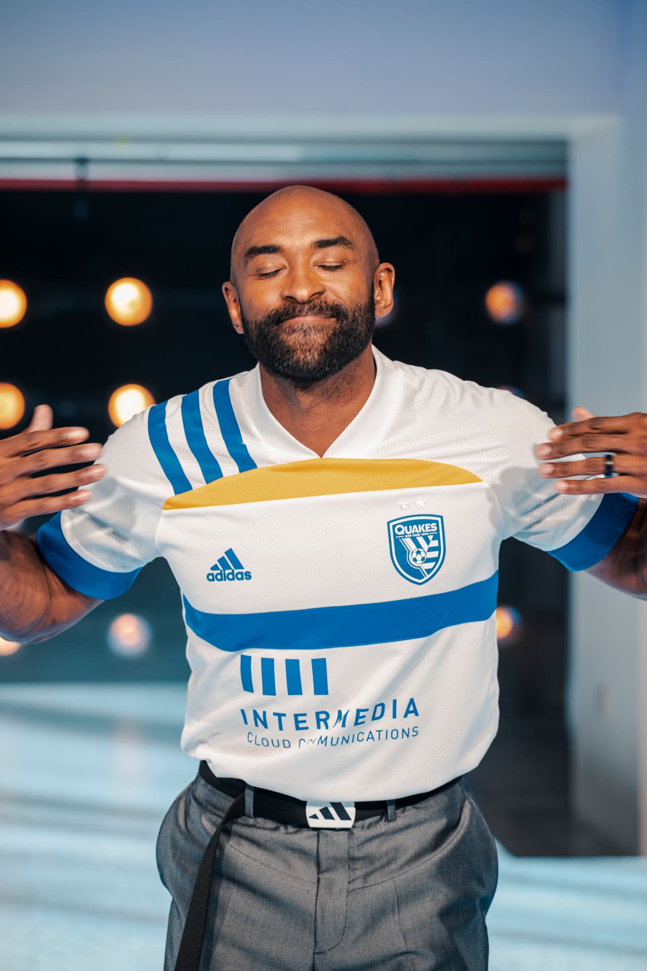 Marvell Wynne -gloria para los hinchas de San Jose- sacó a la luz parte del nuevo uniforme alternativo de los Earthquakes.