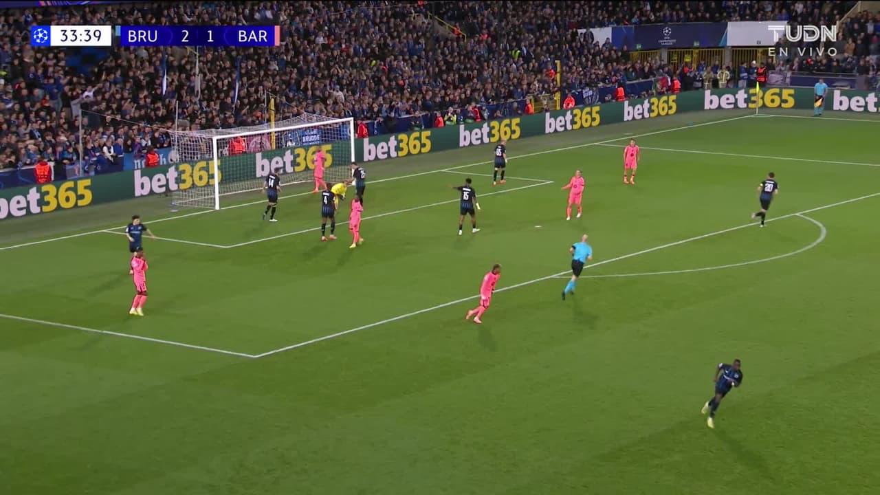 ¡TIRO ATAJADO! disparo por Christos Tzolis.