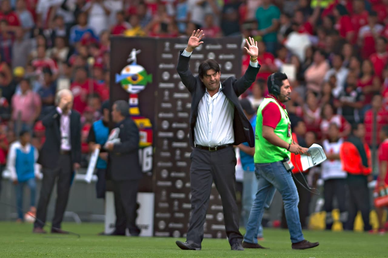 En 2016, José Saturnino fue cesado como DT de los Diablos, luego de quedar eliminado por Sao Paulo en Libertadores y no alcanzar la Liguilla en el torneo local.