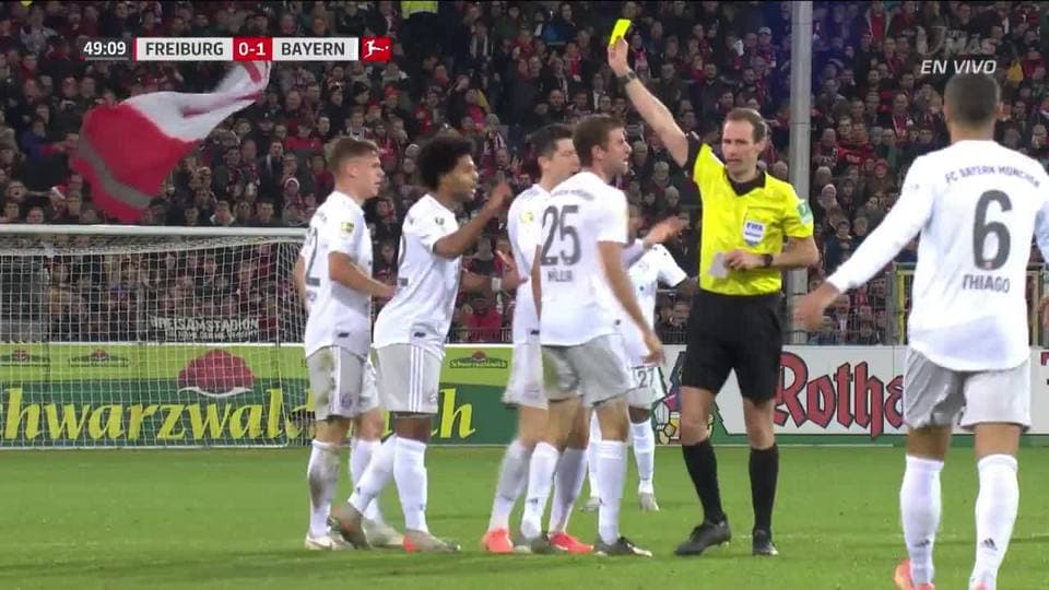 Tarjeta amarilla. El árbitro amonesta a Thomas Müller de FC Bayern München