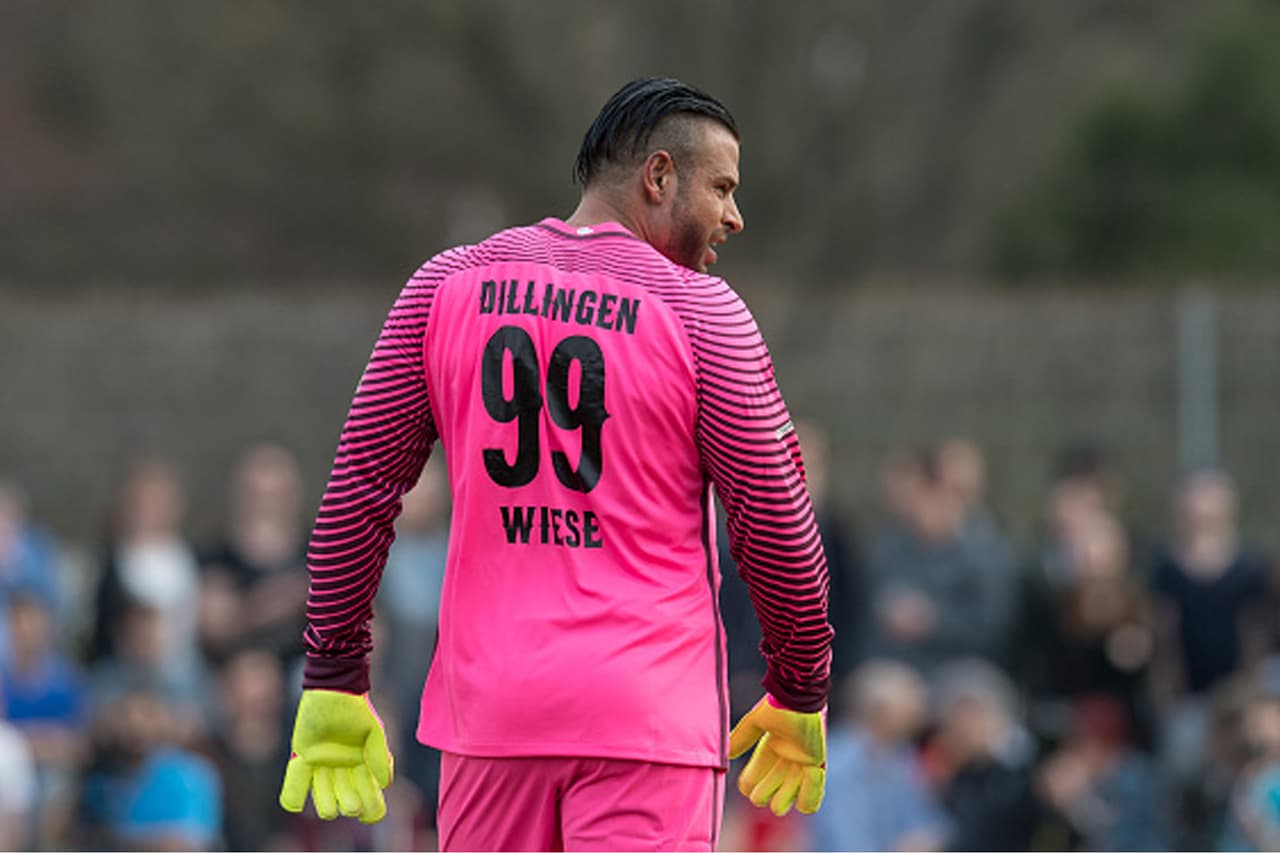 Pero a la edad de 35 años ha decidido que lo suyo son las canchas y no los rings. Hoy debutó en el SSV Dillingen de la octava división alemana.