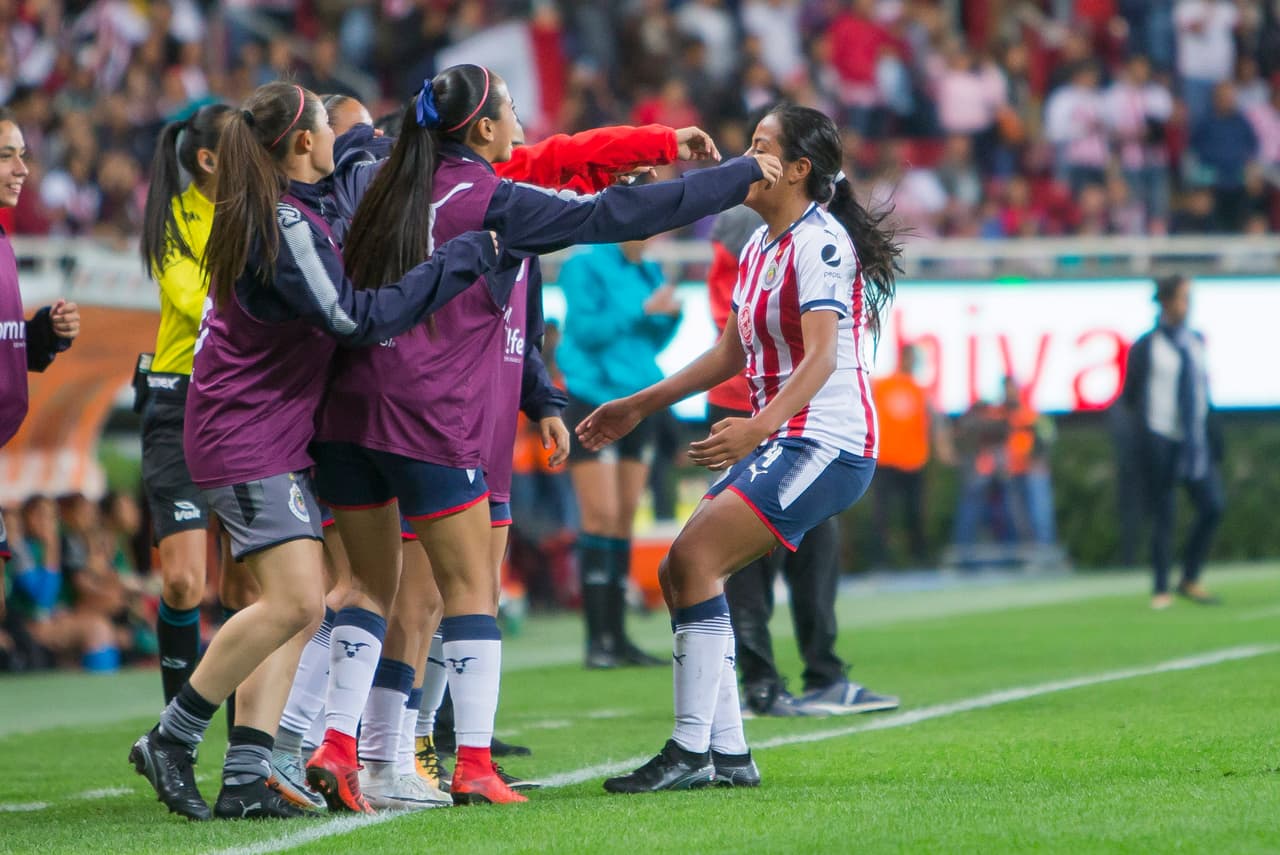Y así fue, a los 55' en una calca del primer tanto, de nuevo Morales cobró un tiro de esquina y Arlette Tovar remató de cabeza para hacer imposible el lance de Aljandría Godínez. El empate estaba servido, pero faltaba mucho partido.
