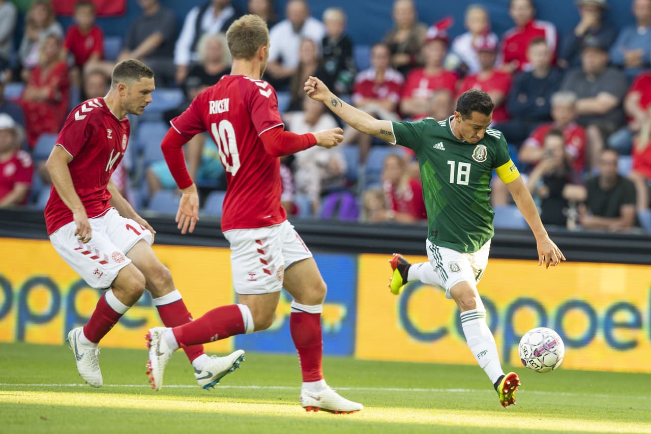 Andrés Guardado (18), quien fungió como capitán ante los daneses, en un intento por abrir a la defensa nórdica con un zurdazo que no prosperó, sin embargo daba avisos el Tricolor.