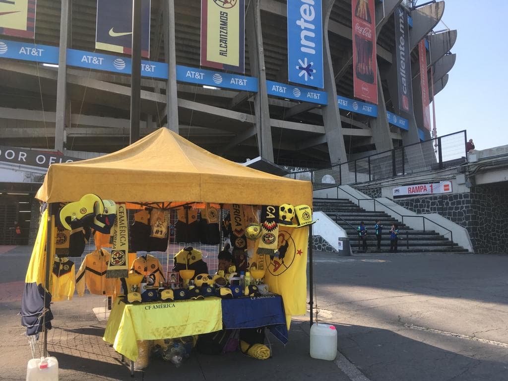 Muchos artículos a la venta en una jornada de fútbol en el Estadio Azteca.