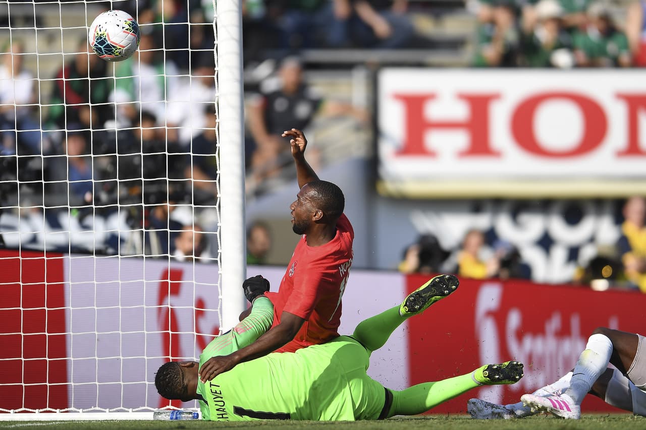 Barriéndose, así marcó Jonathan David el 2-0 tras iniciar la segunda mitad al minuto 53.