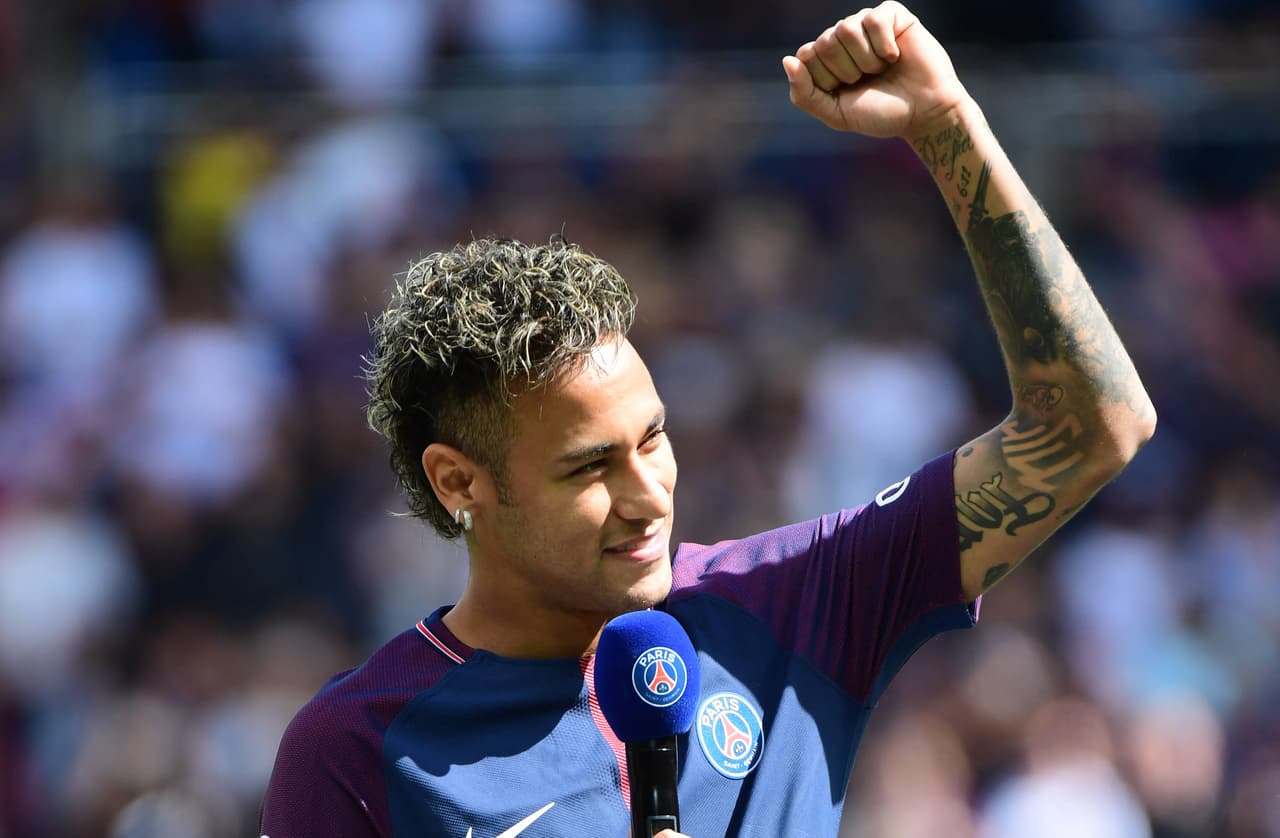 Neymar le dijo a su nueva afición del PSG: "He venido aquí para hacer historia".