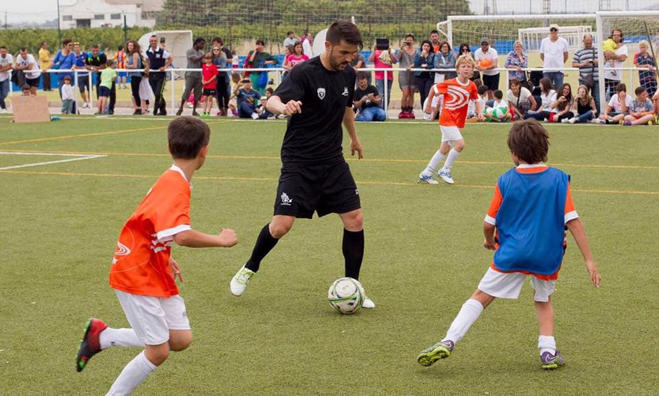 'El Guaje' realizó una clínica gratuita para chicos del barrio de Queens.