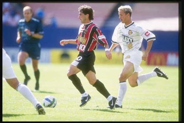 La primera goleada de la historia se la llevó el Galaxy al derrotar a los MetroStars 4-0 en el Giants Stadium, el 6 de septiembre de 1996.