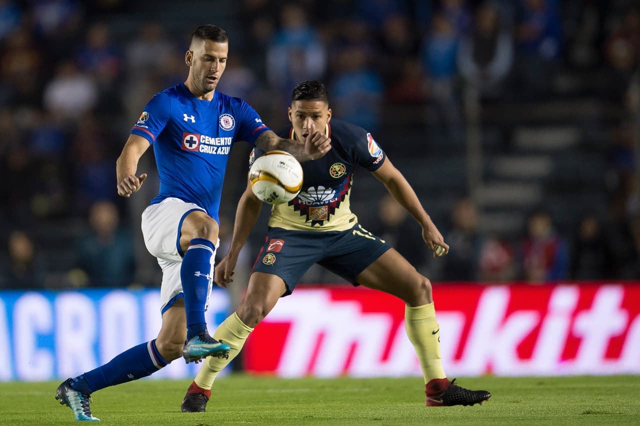 Édgar Mendez fue un demonio por la banda descolgando una y otra vez, pero sus centros no lograron ser concretados por los delanteros de la Máquina.