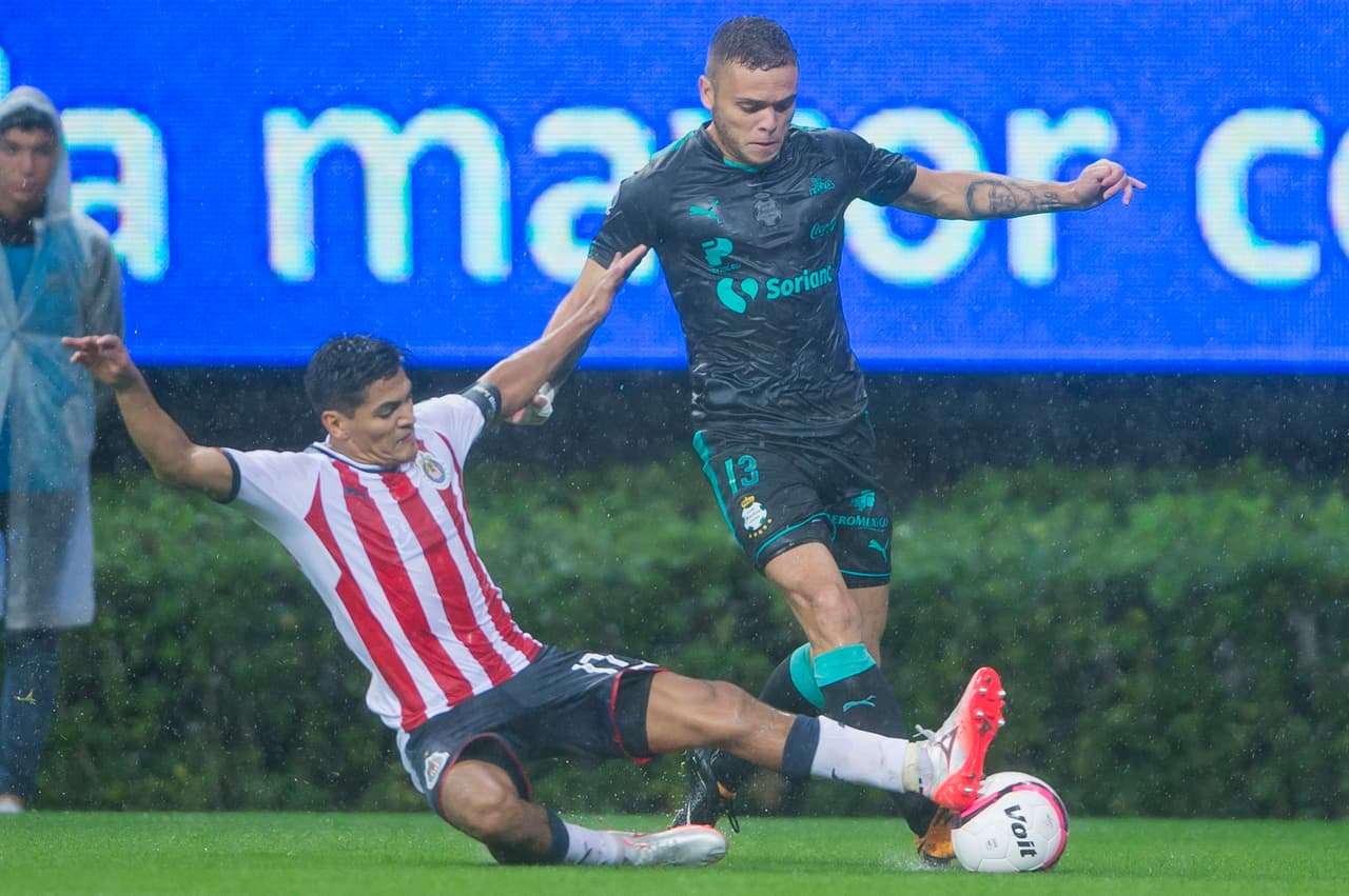 Durante el partido, Santos equiparó las cargas en condición de visitante y forzó a Chivas.
