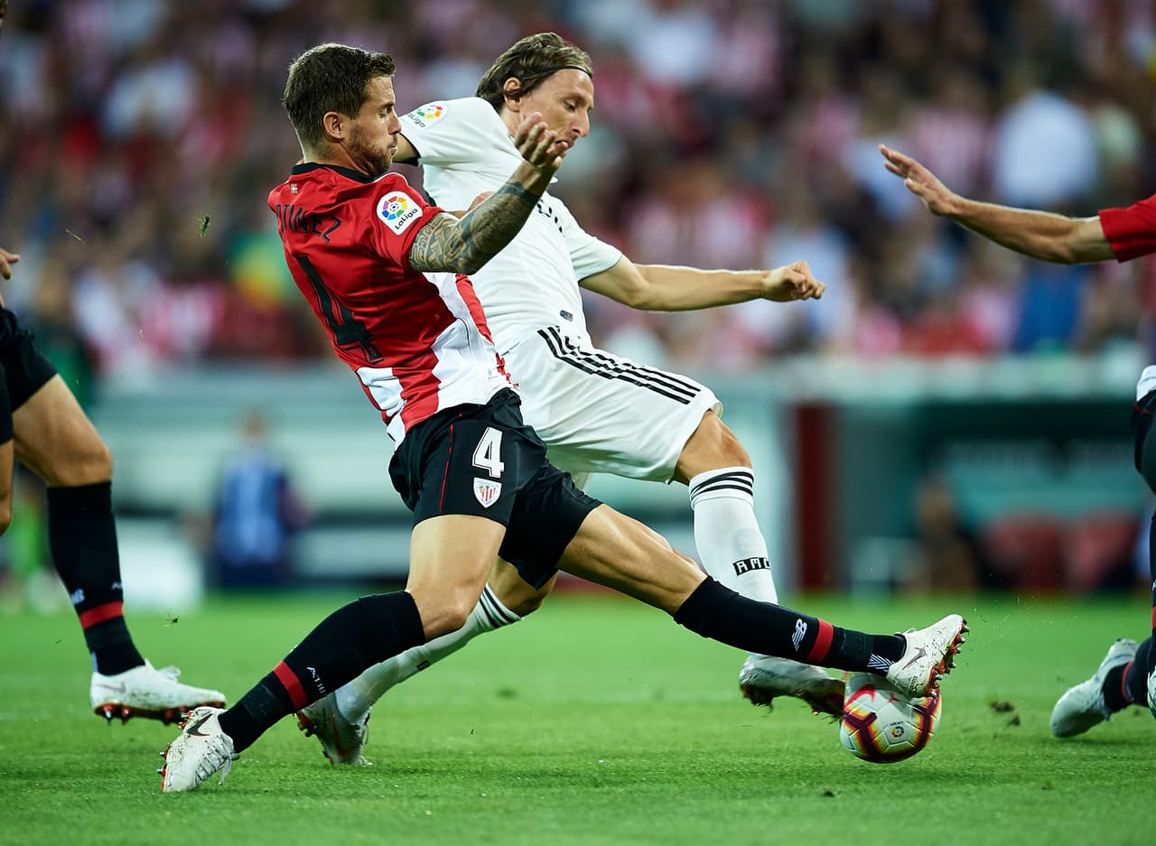 Y ante las intentonas del Real Madrid por buscar el primer gol, los locales comenzaron a endurecer la pierna. Aquí se ve a Luka Modric sufrir una dura entrada de Íñigo Martínez.