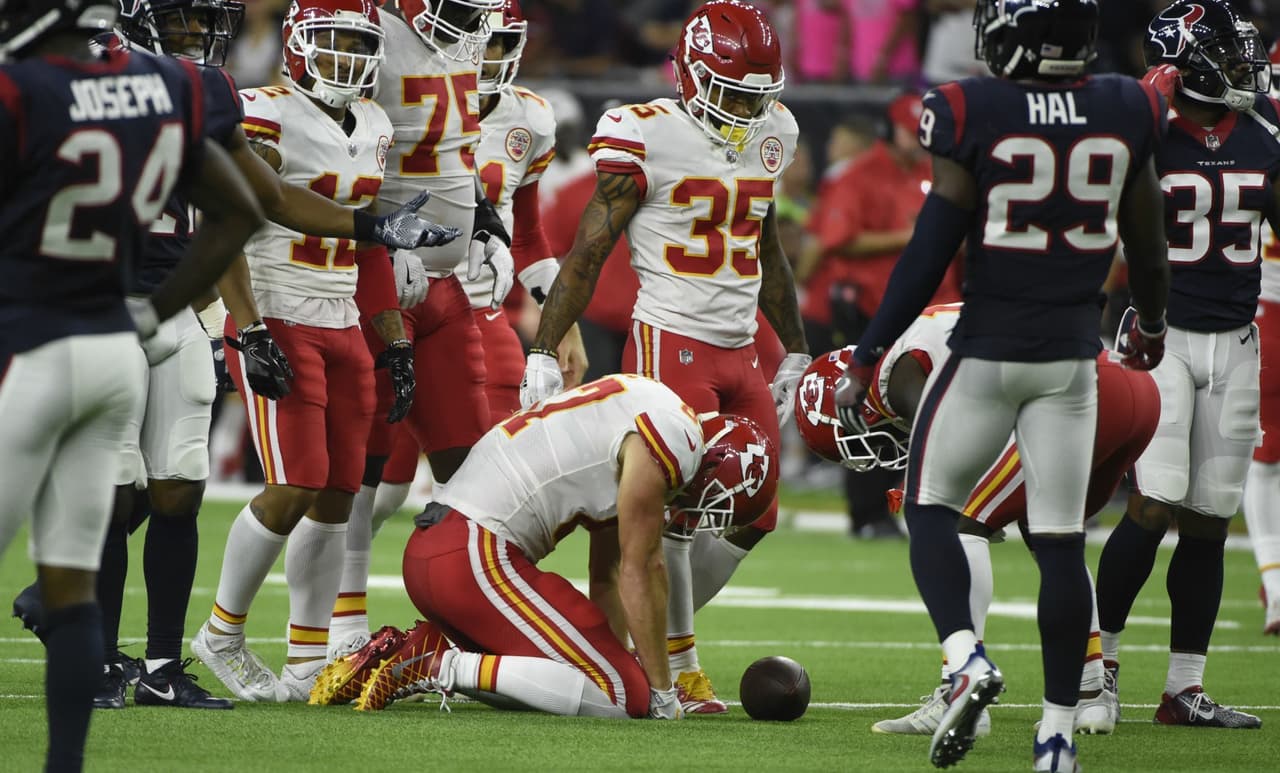 Para mala fortuna de los Chiefs, Kelce abandonó el partido conmocionado.