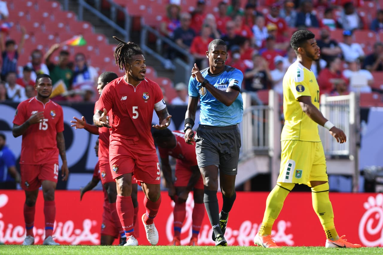 Una polémica decisión del árbitro jamaicano Daneon Parchment le dio un penal a Guyana, opción para el empate.