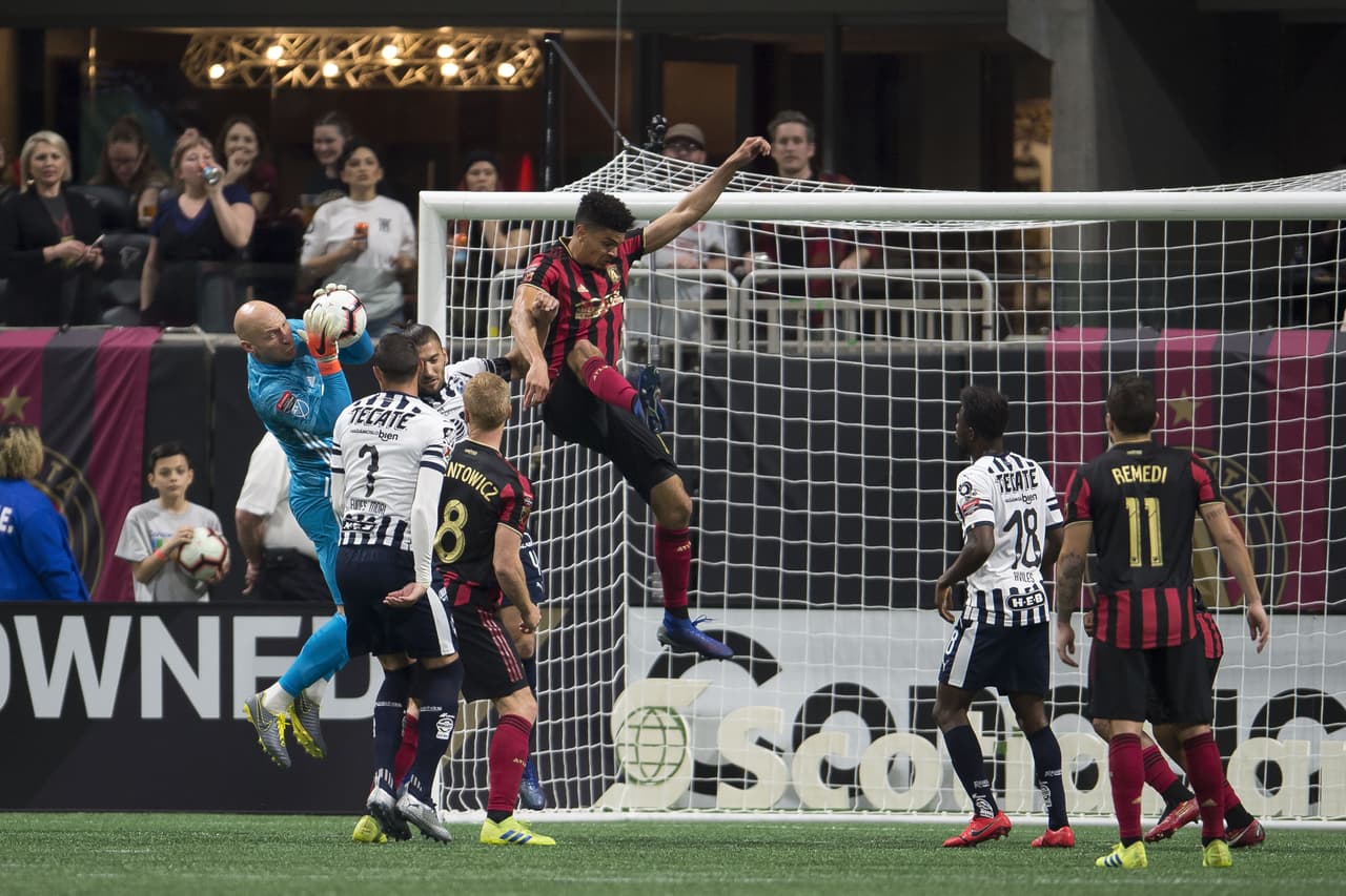 Aquí Brad Guzan, guardameta del United, salió a cortar un peligroso centro que le impidió rematar a los delanteros de Rayados, aunque no se daba el gol ansiado de los locales.