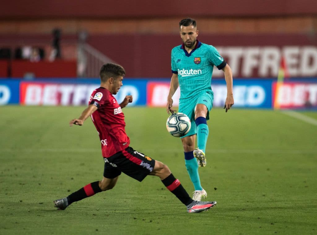Jordi Alba realiza una geniaidad para escaparse de la marca del mediocampista Alejandro Pozo.