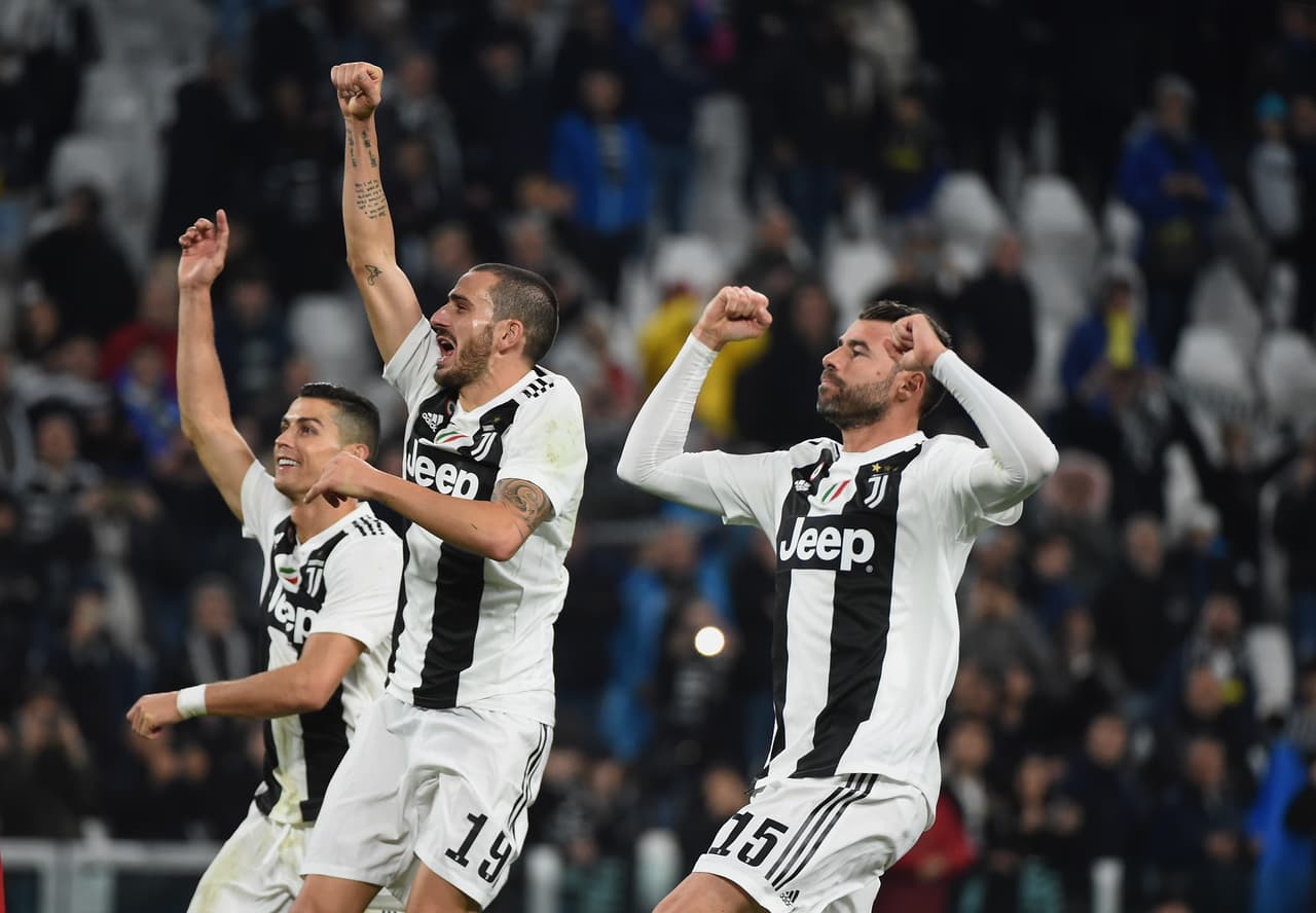 TURIN, ITALY - NOVEMBER 03: (L-R)Cristiano Ronaldo, Leonardo Bonucci and Andrea Barzagli of Juventus celebrates the victory during the Serie A match between Juventus and Cagliari on November 3, 2018 in Turin, Italy. (Photo by Pier Marco Tacca/Getty Images)