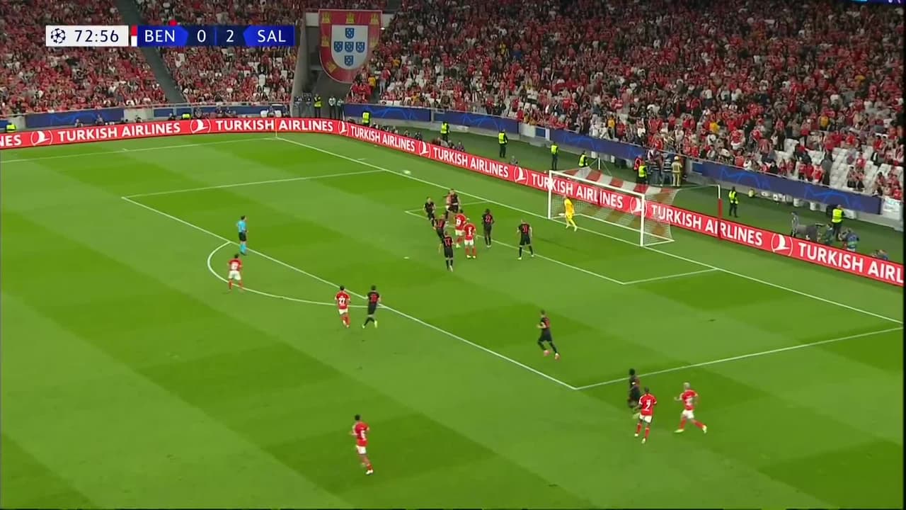 ¡TIRO ATAJADO! disparo por Nicolás Otamendi.