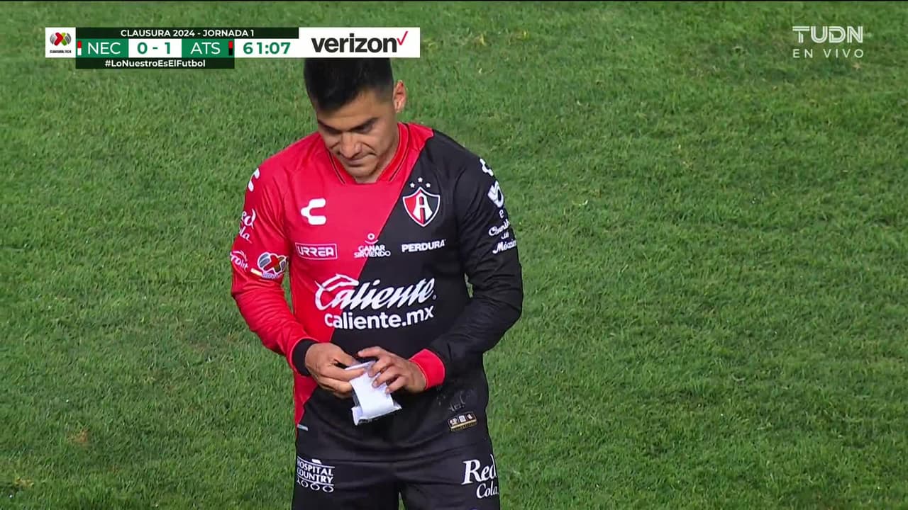 ¡Tarjeta Roja! Aldo Rocha recibe la segunda amarilla y se va del juego.