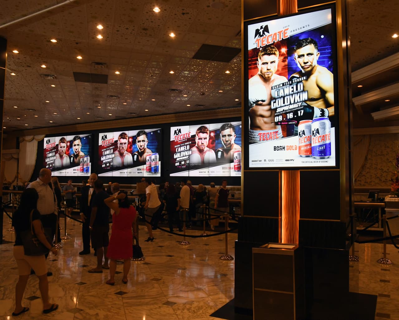El lobby del hotel sede también luce sus mejores galas y desde que se entra se puede ver todo lo alusivo a la pelea de peso medio.