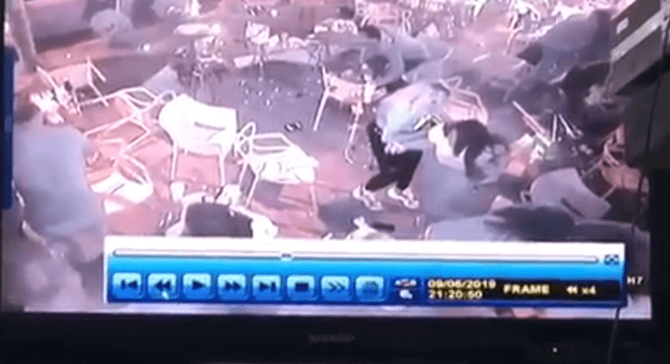 En otros videos se muestra cómo detuvieron al agresor y estuvieron cerca de lincharlo. Momentos difíciles y aterrantes los que vivió Ortiz y los presentes en el lugar. Por fortuna, ya no corre peligro la vida del Big Papi.