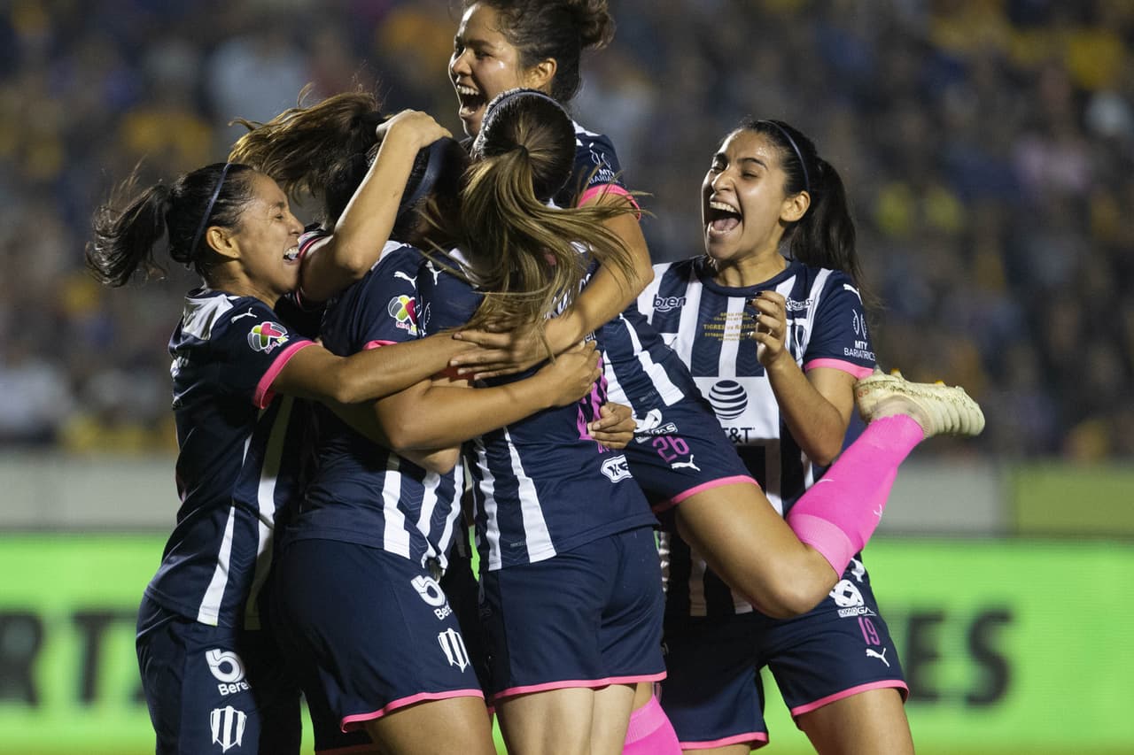 Con goles de Belén Cruz por parte de Tigres y gol de Ania Mejía para Monterrey, las regias empatan en el volcán, en la ida de la final de la Liga MX Femenil.