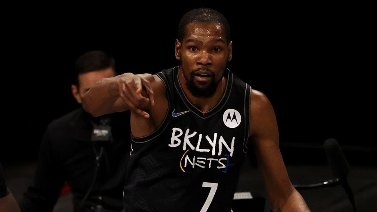 ¡En pleno partido! Sacan a Kevin Durant por protocolo Covid