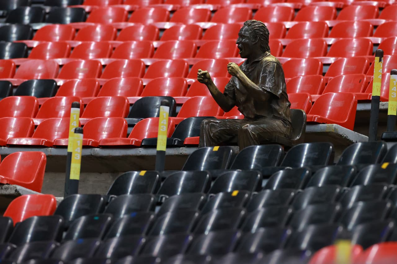 El único espectador de las Águilas en las tribunas fue 'Nachito' quien siempre está al pie del cañón.