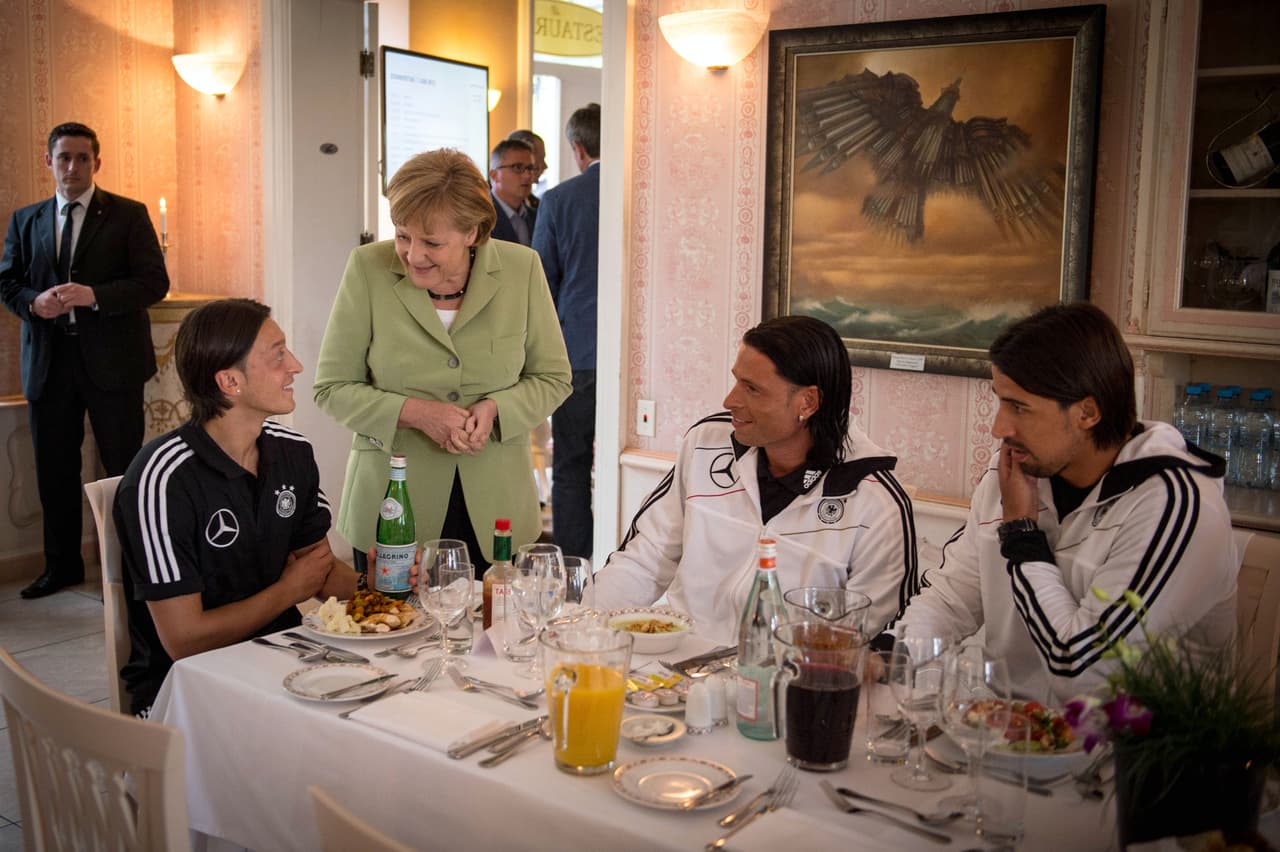 Wiese es muy amigo de Mesut Özil (con quien compartió vestidor en el Werder Bremen) y de Sami Khedira. Acá se los ve con la canciller de Alemania, Angela Merkel.