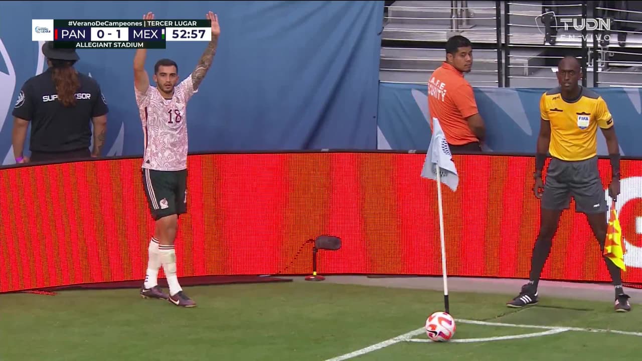 ¡TIRO ATAJADO! disparo por Luis Chávez.