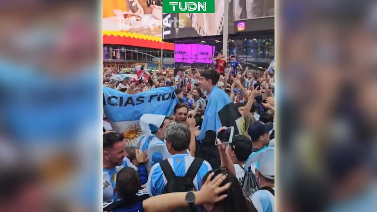 Fans arman banderazo en Times Square previo al debut de Argentina