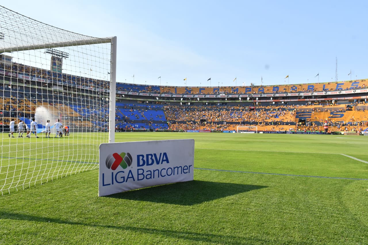 La cancha lucía en inmejorables condiciones para conocer al primer finalista de la llave entre Felinos y Rayados.