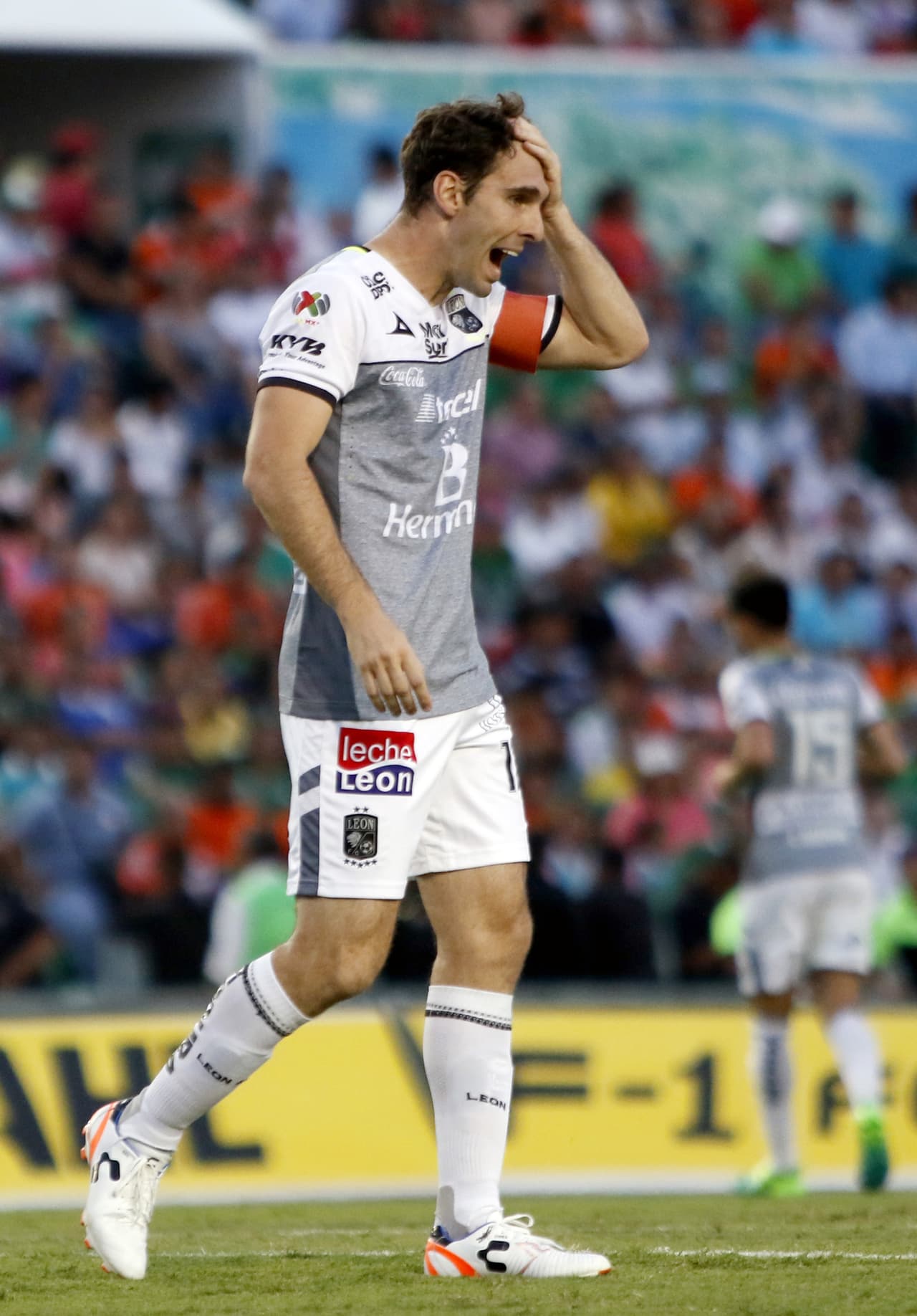 Mauro Boselli se lamenta luego de que la defensa rival bloqueara su disparo al minuto 14.