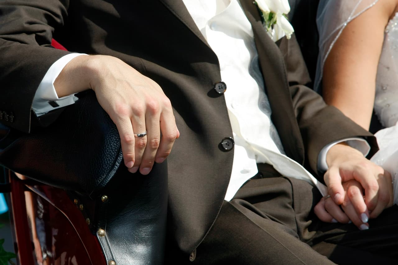 Philipp Lahm y su esposa Claudia Schattenberg tras el matrimonio en la iglesia Sankt Emmerans el 14 de julio de 2010 en Kleinhelfendorf, Alemania. Acá, el anillo de Lahm: hasta que la muerte los separe.