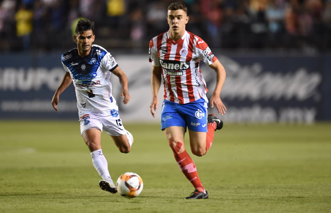 El partido fue nivelado y ninguno de los dos clubes se aproximaba con peligro al arco rival.