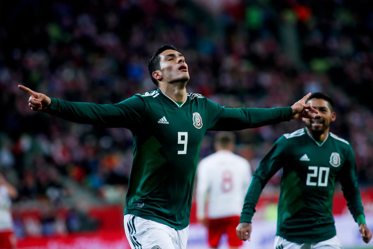 En esa misma posición también está 
<b>Raúl Jiménez.</b> El delantero del Benfica marcó ante El Salvador (Eliminatorias), Irlanda (Amistoso), Honduras (Eliminatorias), Nueva Zelanda (Confederaciones) y Polonia (Amistoso).