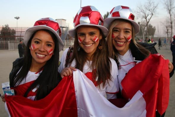 Chile y Perú jugaron un partido lleno de emociones que claisificó a los chilenos a la final, pero en las gradas se jugó otro partido muy intenso, ¿quién crees que lo ganó?