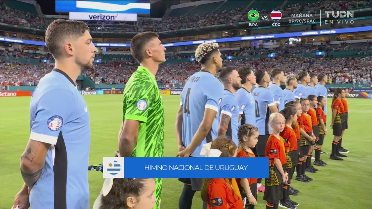 ¡Espectacular! Suenan los himnos de Uruguay y Panamá