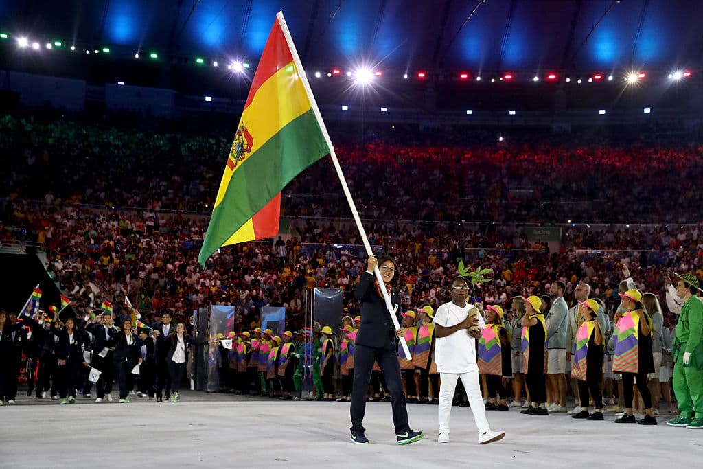 Bolivia le siguió y aunque fueron pocos sus representantes desfilaron con entusiasmo.