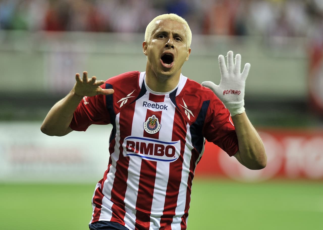 Adolfo Bautista tiene facciones poco agraciadas, pero su 'look' se veía aún más 'golpeado' por algunos retoques de imagen que poco le convenían al 'Bofo'.