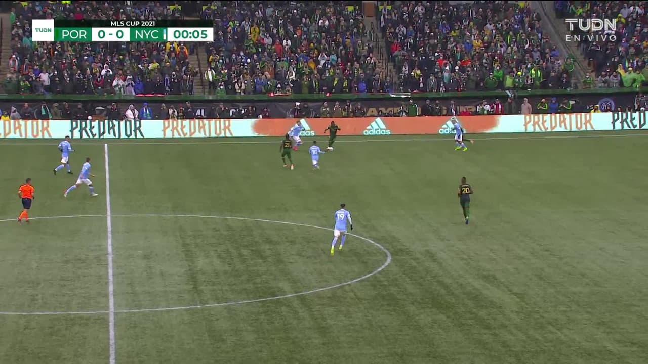 Arranca el partido y la pelota está en juego.