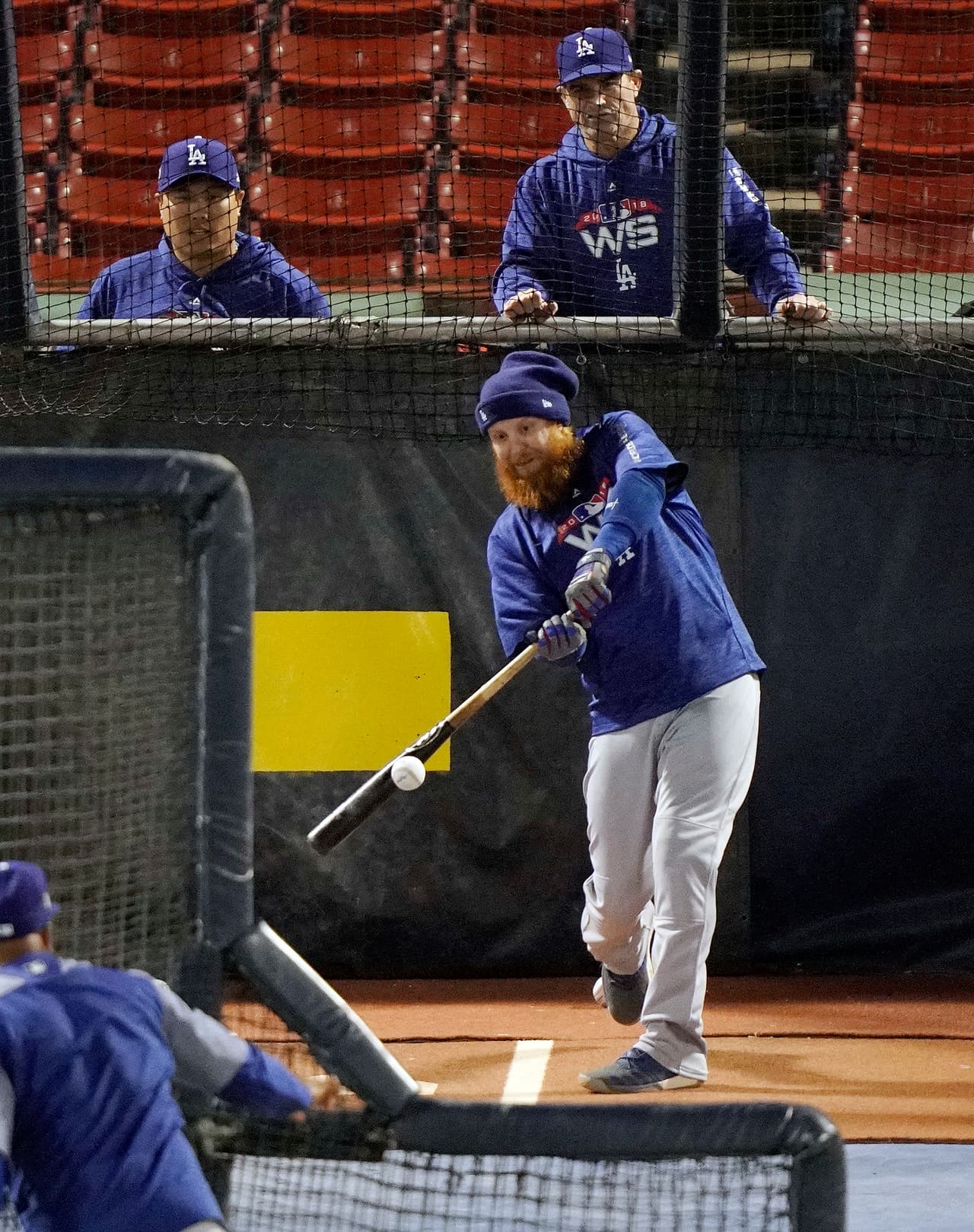 El también llamado 'Barba Roja', Justin Turner, tomando la práctica de bateo, tratando de domar al 'Monstruo Verde', el famoso muro del jardín izquierdo en Fenway Park.