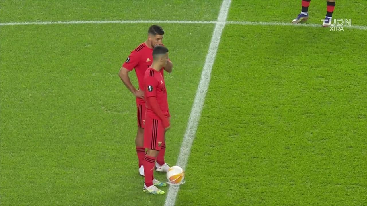 Arranca el partido y la pelota está en juego.