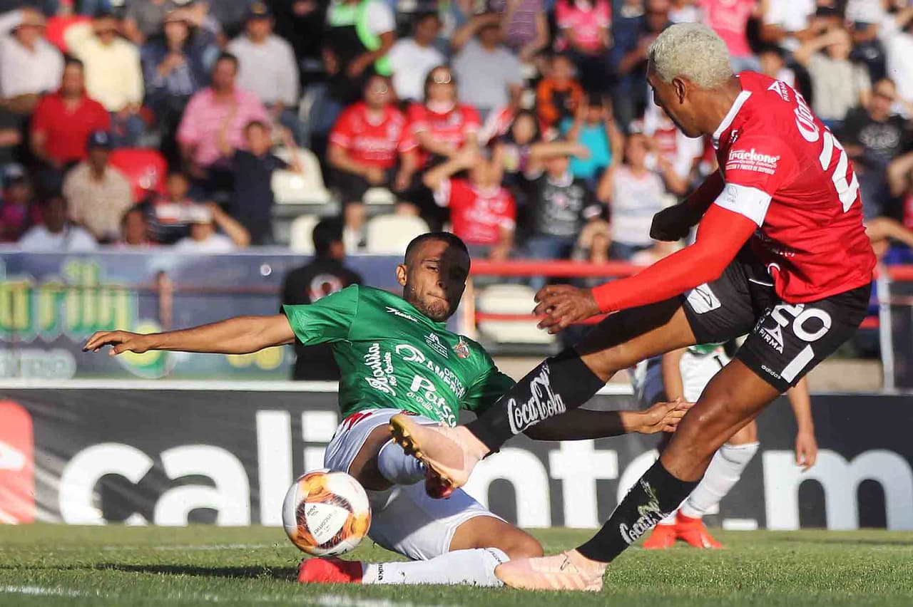 Desde los minutos principales del encuentro el equipo local, conocedor de su necesidad, impulsó para encontrar el gol lo antes posible.