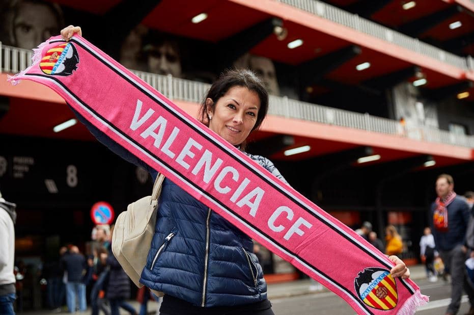 A pesar de los disturbios y problemas que generaron durante los últimos días los fanáticos escoceses, este jueves el ambiente fue mucho más festivo con la ilusión de vivir una tarde especial de fútbol europeo en Mestalla durante el juego entre el Valencia y el Celtic.