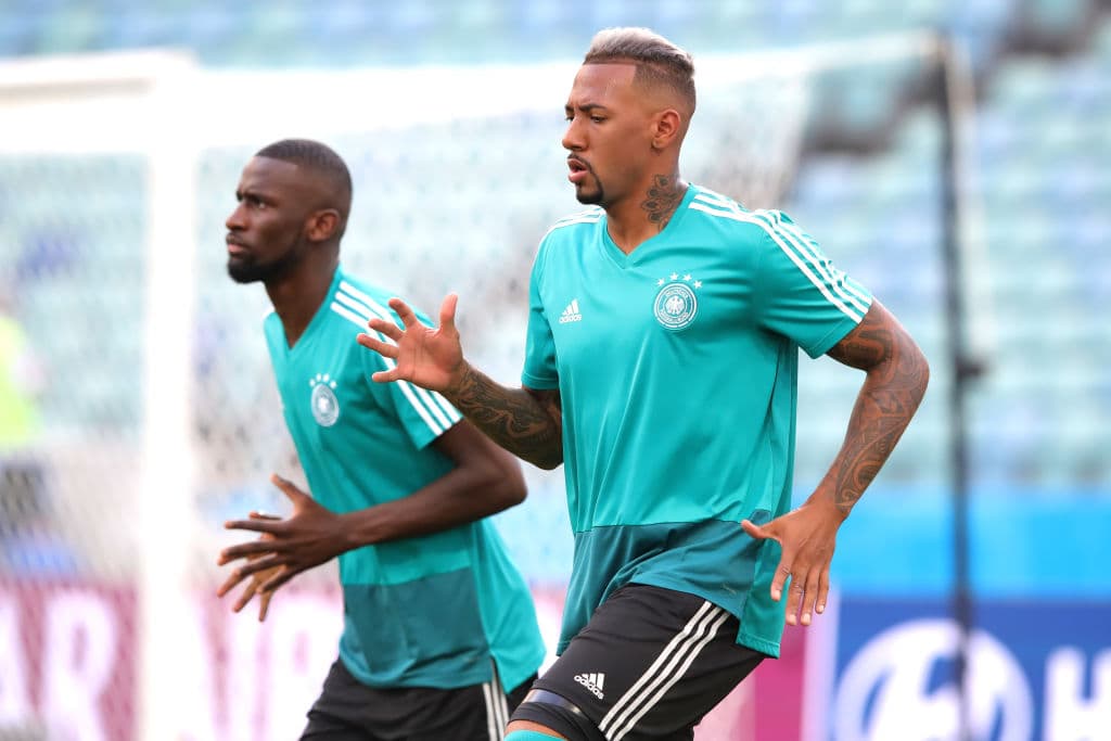 Antonio Rüdiger (izq) y Jerome Boateng, haciendo un poco de trote en el entrenamiento donde aprovecharon los alemanes para reconocer la cancha del Fisht Stadium.